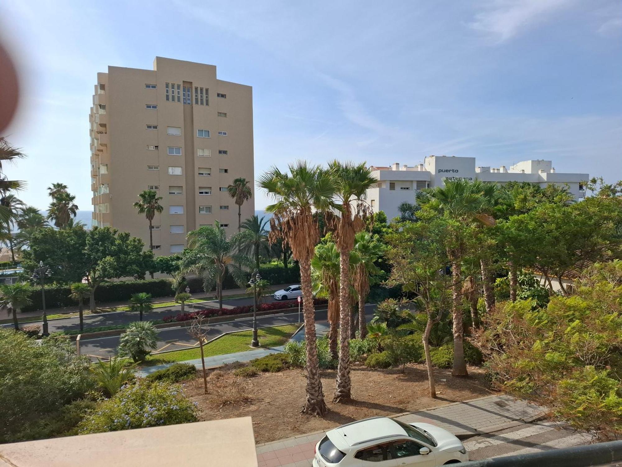 Central 2-Bed Apartment In Estepona Port Exterior foto